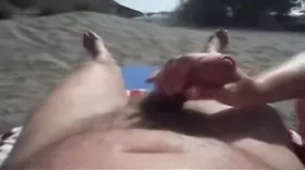 Elle branle son mec a la plage et le fait gicler