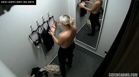 Les gros seins d'une blonde filmés en caméra cachée dans une cabine d'essayage