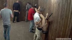 Glory hole où c'est leur chatte qui dépasse, spécial comme concept ...
