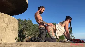 Pipe et baise dans la nature pour ce couple de hippie amateur. La meuf avale en prime !