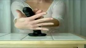 Femme avec chemisier transparent joue avec un gode ventouse