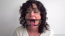 Sammi Starfish experimente un sextoy pour une fellation gorge profonde