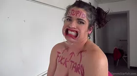 Sammi Starfish en soubrette s'amuse avec ses sextoys