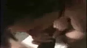 Filmée à genoux devant son homme en train de le pomper