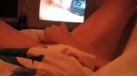 Fille qui se caresse devant un porno