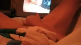 Fille qui se caresse devant un porno