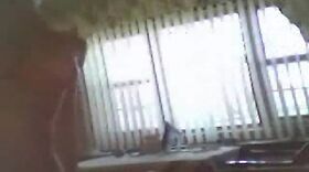 Une fille s'exhibe devant sa webcam