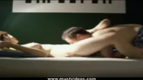 Broute minou avec les fesses en l'air