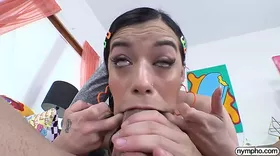 Elle suce comme une cochonne et prend le gros chibre dans la chatte