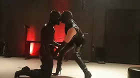 Sexe et latex avec une maitresse et son soumis