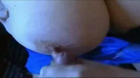 Ejac sur ses gros nibards après une branlette