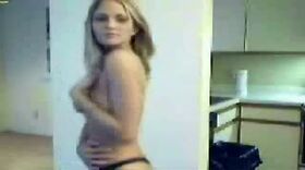 Strip-tease d'une blonde !