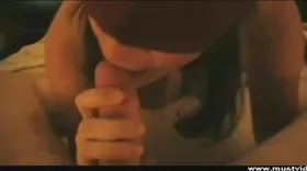 Elle le fait ejaculer avec sa bouche