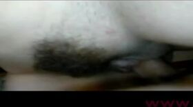 Elle a la chatte qui mouille bien