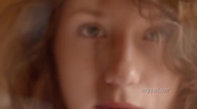 Une femme avec des yeux verts se fait baiser par une caméra, sa chatte est pénétrée
