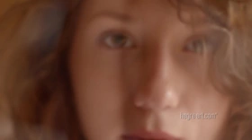 Une femme avec des yeux verts se fait baiser par une caméra, sa chatte est pénétrée