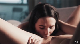 Eve Sweet dans une relation lesbienne va lécher à plein bouche l'autre salope
