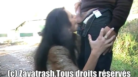 Glory Zavatrash suce plusieurs mecs dehors et récolte du foutre en bouche