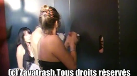 Glory Zavatrash pompe une bite anonyme au glory hole entourée de blondes