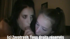 Glory Zavatrash pompe à deux bouches avec une châtain sur un lit d'hôtel