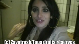 Glory Zavatrash suce la queue d'un homme et se fait pomper, avec sa lèvre supérieure couverte de liquide