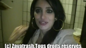 Glory Zavatrash suce la queue d'un homme et se fait pomper, avec sa lèvre supérieure couverte de liquide