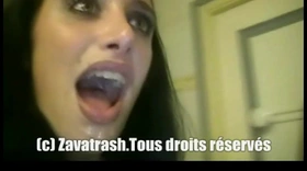 Glory Zavatrash suce des mecs aux toilettes et se fait juter dans la bouche