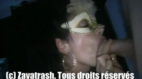 Glory Zavatrash masquée pompe des inconnus en soirée avec une blonde