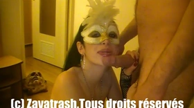Glory Zavatrash masquée de plumes bave sur une queue et tire la langue