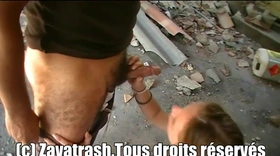 Branlette dans une bâtisse en ruine pour la complice de Glory Zavatrash
