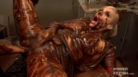 Blonde engluée de chocolat doigtée puis frottée à la botte par une brune
