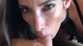 Pipe POV les yeux dans l'objectif : Clea Gaultier gobe et branle une bite