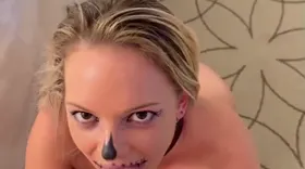 Tiffany Leiddi tenue en laisse : levrette, puis foutre sur son visage grimé