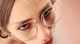 LittleAngel84 se fait enculer à plat ventre puis gicler sur ses lunettes