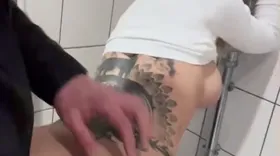 LittleAngel84 masquée se fait prendre debout dans les toilettes du magasin