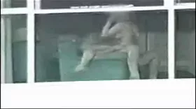 Filmés en train de niquer devant leur baie vitrée
