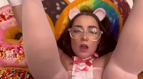 Aphrodixia à lunettes ramonée au gros gode puis baisée jambes en l'air
