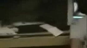Mec filmé en train de se branler sur un film porno