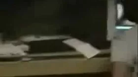 Mec filmé en train de se branler sur un film porno