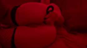 Occoquine au gros cul se doigte l'anus puis s'enfonce un plug noir