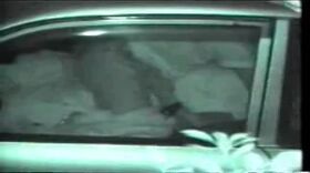 Caméra nocturne avec un couple filmé dans sa voiture à son insu
