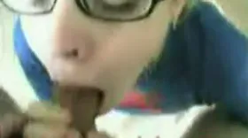 Blonde à lunettes qui tète une queue en POV et dévoile ses nichons