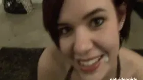 Casting POV d'une brune menue qui suce et finit le foutre aux lèvres