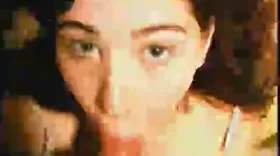 Sextape POV au caméscope où une brune aux yeux clairs gobe une queue