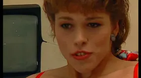 Tabatha Cash française à lunettes se fait bouffer la chatte par une rousse