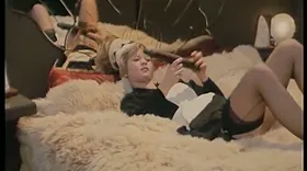 Brigitte Lahaie en film rétro où une soubrette s'enfonce un gode noir
