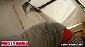 Jeunette asiatique astique le manche à un touriste