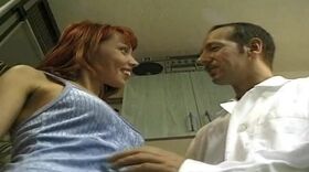 Une jeune rousse sodomisée profondément