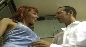 Une jeune rousse sodomisée profondément