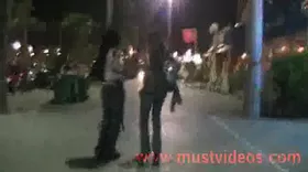2 françaises s'exhibent en pleine rue